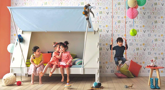 Décoration chambre enfant avec voilages colorés